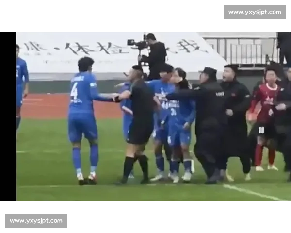 争议判罚成比赛焦点裁判尺度引发舆论风暴赛果走向受质疑全场关注